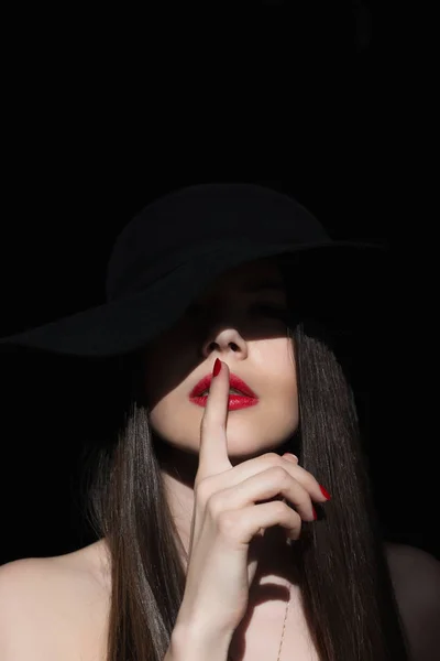 Bir parmak, ağzında olan kız. Bir sembol sessizlik. Güneş ışını kız karanlıkta ışık..