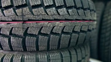 Raflarda ve sütunlarda birçok yeni kış lastikleri var. Mağazanın panoraması