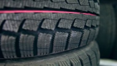 Raflarda ve sütunlarda birçok yeni kış lastikleri var. Mağazanın panoraması