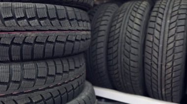 Raflarda ve sütunlarda birçok yeni kış lastikleri var. Mağazanın panoraması