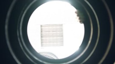 Yeni kış lastikleri üst üste yığılıyor. Kamera içeriden çekiyor..