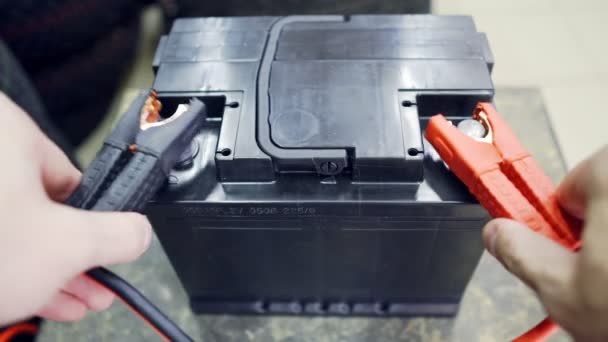 Die Männliche Hand Verbindet Die Klemmen Mit Den Autobatterien Ein — Stockvideo