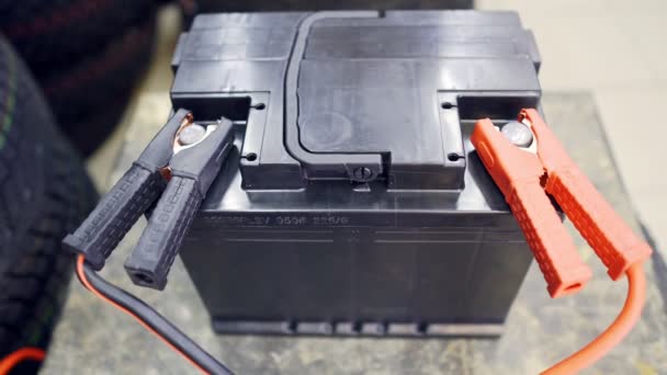 Bilbatteriet Laddas Medan Det Skakar Spänning — Stockvideo