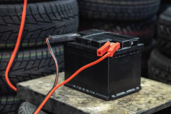 A bateria do carro está carregando enquanto treme de tensão . — Fotografia de Stock