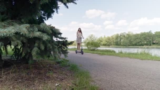 Multiethnic Girl Ride Electric Scooter River — Stock Video