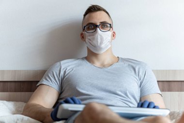 Karantinadaki adam hastaneden uzaktan çalışıyor. İletişim, insanlar ve serbest çalışma kavramı