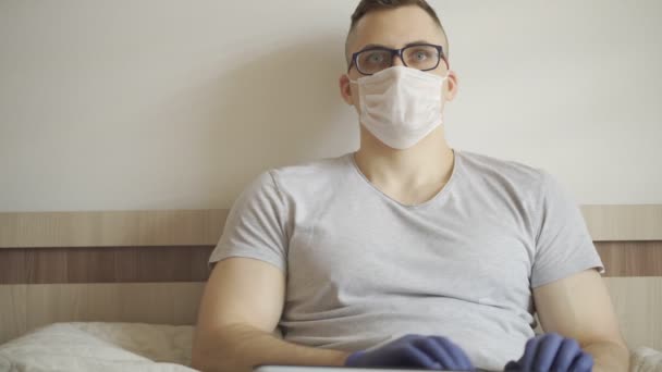 Il tizio in quarantena lavora a distanza dall'ospedale. Comunicazione, persone e lavoro freelance — Video Stock