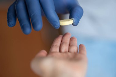 Coronavirus ilacı. Virüsteki hap. Coronavirüs 'te sağlık çalışanı. Covid19 salgını.