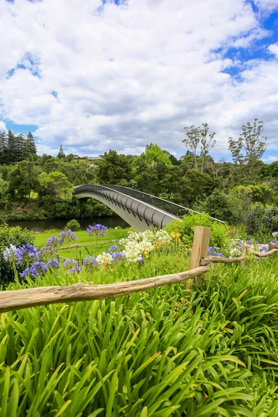 Moderne metalen brug in Kerikeri missie Station park. — Stockfoto