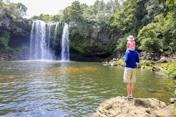 Padre con sua figlia godendo di una bella vista a cascata . — Foto Stock