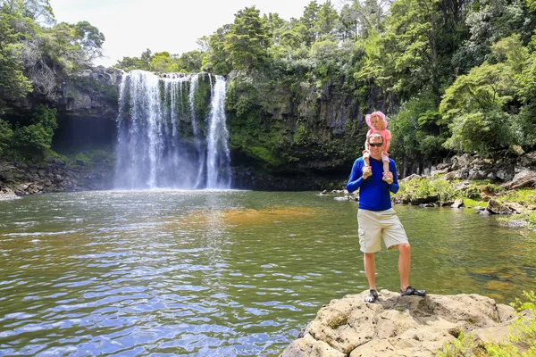 Ayah dan putrinya menikmati pemandangan air terjun yang indah . — Stok Foto