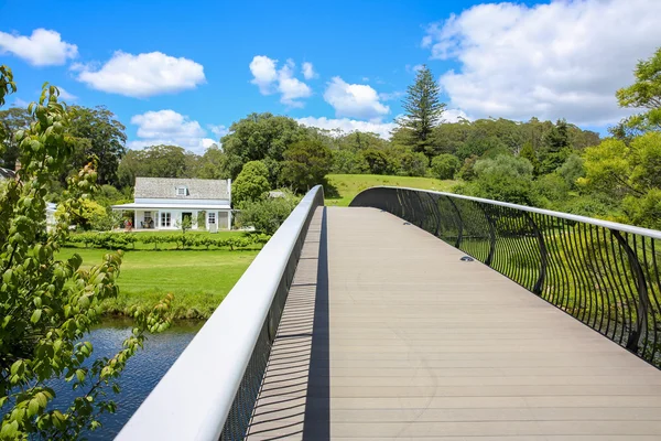 КЕРИКЕРИ, Новая Зеландия - 10 января 2015 года: Вид на дом миссии Кемп-Хаус с современного металлического моста . — стоковое фото