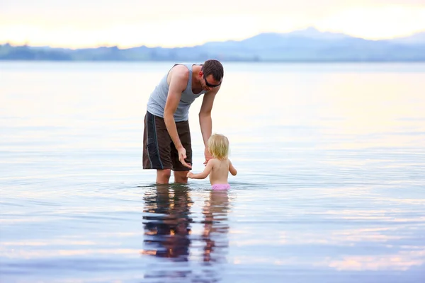 Père et petite fille s'amusent dans l'eau — Photo