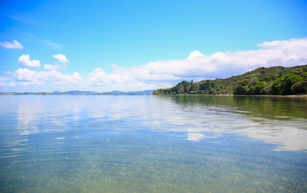 Hermosa vista al agua con fondo de cielo azul. Playa de Whangarei , — Foto de Stock