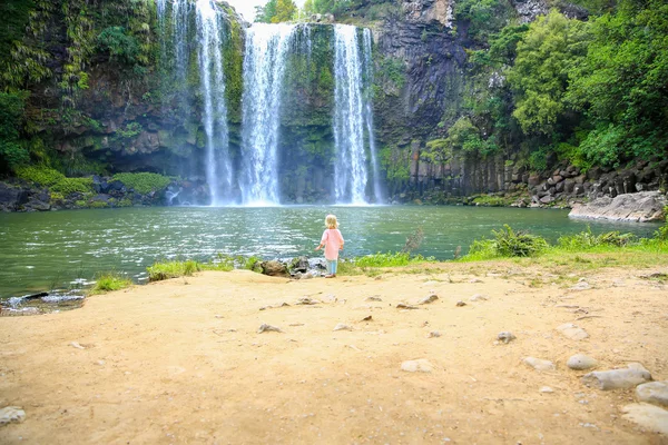 Little girl enjoying Spectacular view of Whangarei Falls,  New Zealand — Stock Photo, Image