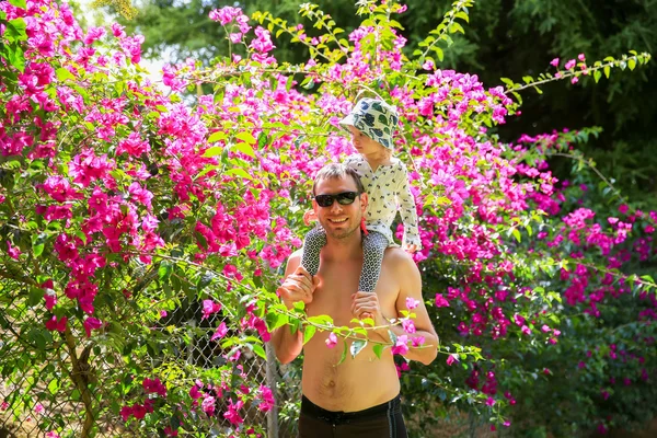 Young happy Father with little daughter on his shoulders — Stock Photo, Image