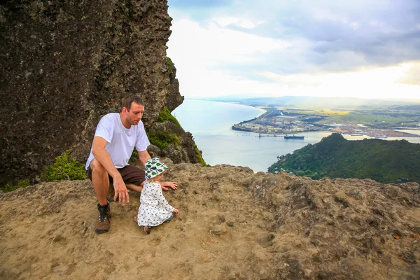 Unga far med lilla dotter på toppen av Mount Manaia. — Stockfoto