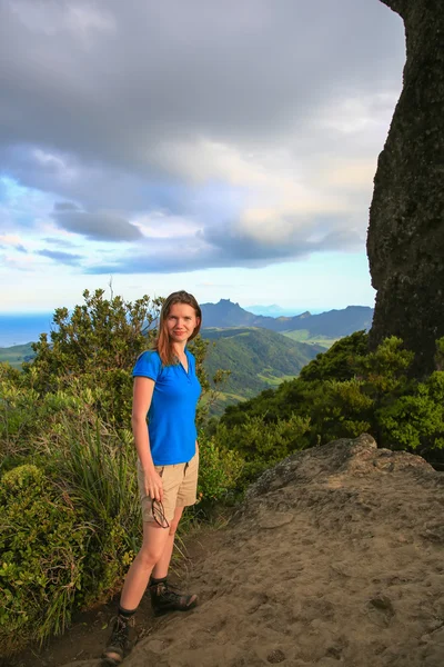 Femme randonneuse caucasienne sur le sommet du mont Manaia, NZ . — Photo
