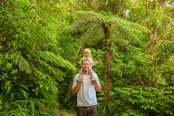 Junger Vater mit kleiner Tochter auf den Schultern. Mount Manaia. — Stockfoto