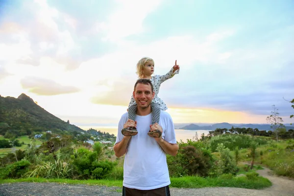 Le jeune père avec sa petite fille sur les épaules. Mont Manaia . — Photo