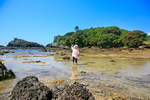 Kleines Mädchen mit den Füßen im Wasser. russell langen Strand, Bucht von Inseln. nz — Stockfoto