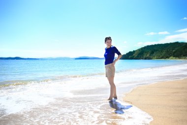 Russel beach, Yeni Zelanda üzerinde mutlu gülümseyen kadın