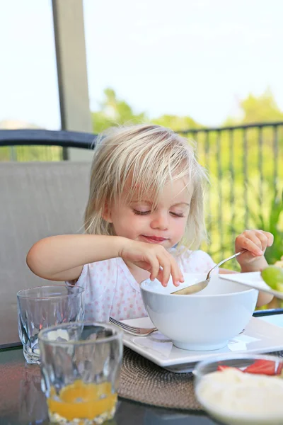 Ragazzina mangiare zuppa a tavola all'aperto . — Foto Stock