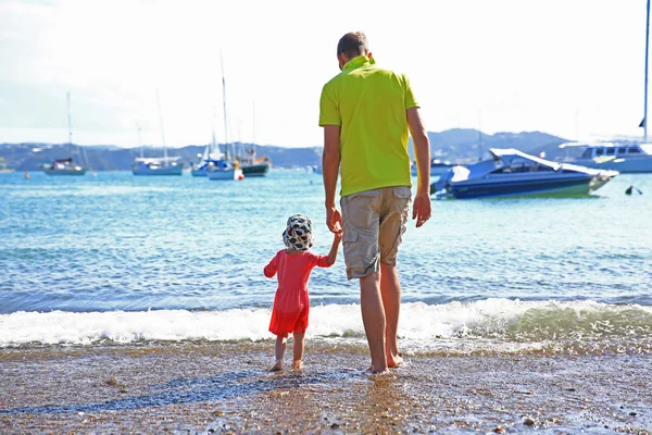 Любящий отец с дочерью гуляют по пляжу — стоковое фото