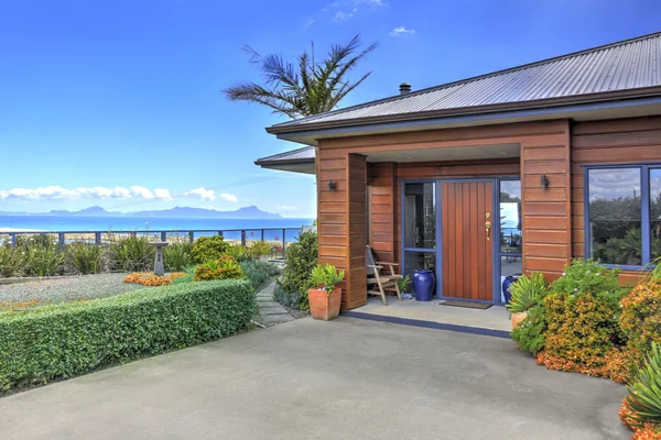 Terraza delantera de Aurora Lodge. Waipú, Nueva Zelanda — Foto de Stock