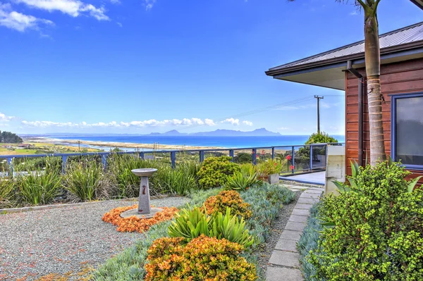 Terras aan de voorzijde van Aurora Lodge. Waipu, Nz — Stockfoto