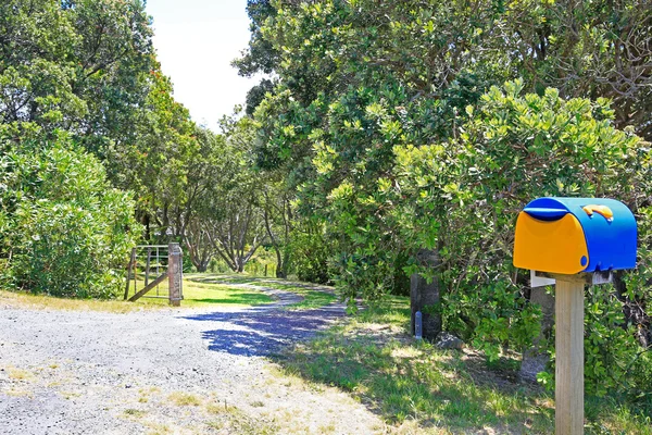 View of driveway, open gate and a post box — Stock Photo, Image