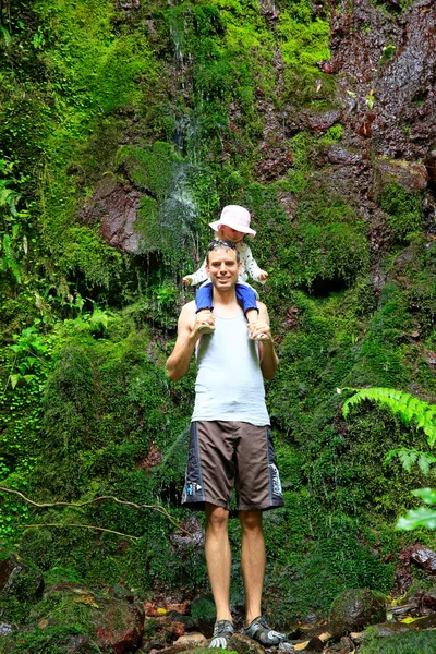 Father with little daughter on his shoulders on Wairere Falls T — Stock Photo, Image