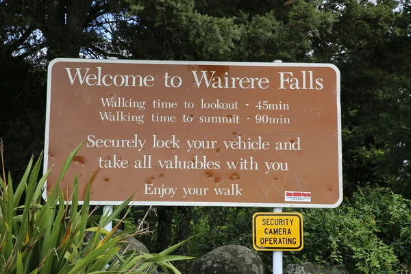 Brown board sign representing : Welcome to Wairere Falls — Stock Photo, Image