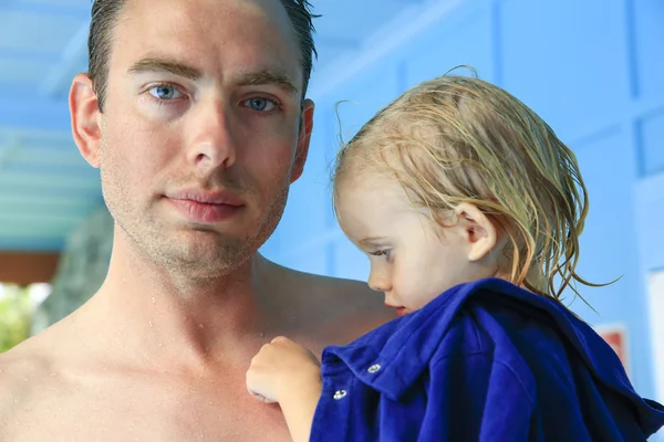 Portrait of young father with little blond haired daughter — Stock Photo, Image