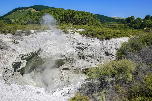 Cratère à Wai-O-Tapu Thermal Wonderland à Rotorua, NZ — Photo