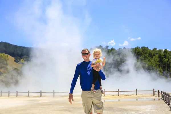 Young happy father with little daughter .  Wai-O-Tapu thermal ar — Stock Photo, Image