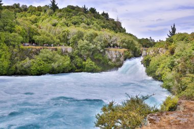 Waikato River, Yeni Zelanda üzerinde Huka Falls.