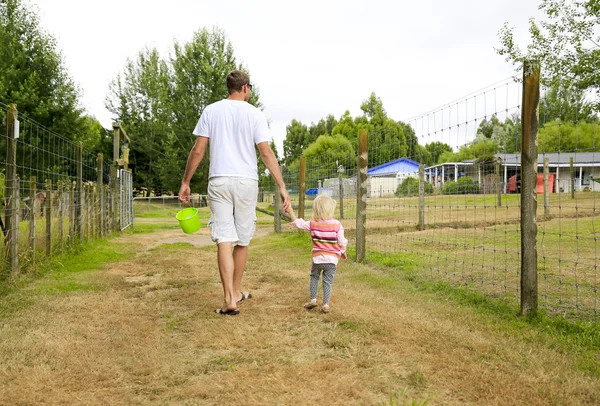Padre con figlia che osserva l'area agricola. Nuova Zelanda — Foto Stock