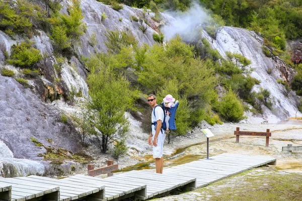 Fiatal apa és lánya megfigyelő Thermal area Orakei Korako, — Stock Fotó