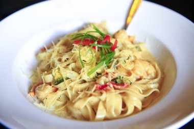 Tagliatelles, peynir ve brokoli ile vejetaryen yemek 