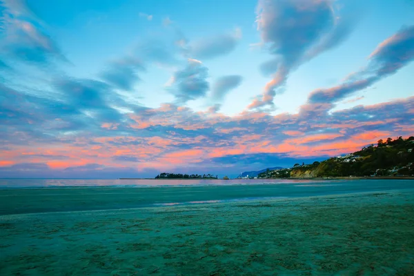 多彩的夕阳的天空阴云密布云在 Wharariki 海滩，纳尔逊 — 图库照片
