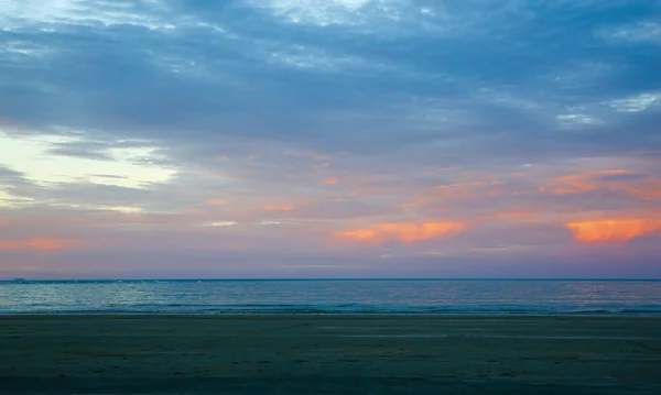 Colorful sunset sky with overcast clouds  at Wharariki Beach, Nelson — Stock Photo, Image