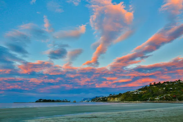Barevné nebe zatažené mraky na Wharariki pláži, Nelson — Stock fotografie