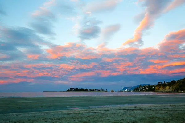 Borult felhők Wharariki strandon, Nelson színes napnyugtakor ég — Stock Fotó