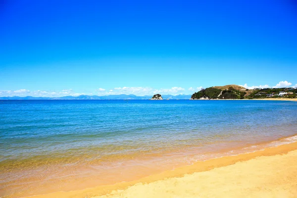 Belas praias laranja ao longo do Abel Tasman Great Walk . — Fotografia de Stock