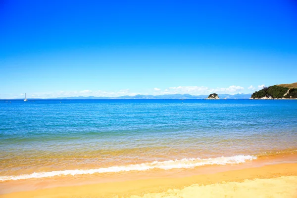 ชายหาดสีส้มที่สวยงามตาม Abel Tasman Great Walk . — ภาพถ่ายสต็อก