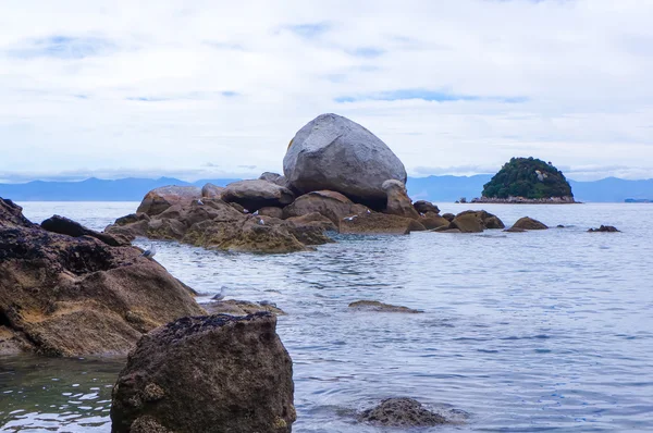 Split Apple Rock in Abel Tasman National Park. NZ — Stock Photo, Image