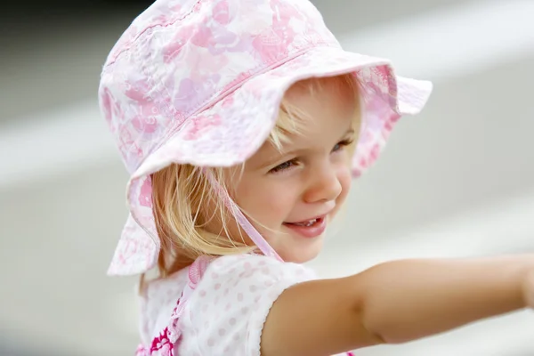 핑크 모자 미소에 매력적인 작은 백인 여자 — 스톡 사진
