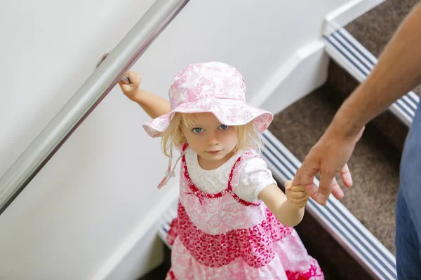 핑크 꽃 드레스 찾고에 매력적인 작은 백인 여자 — 스톡 사진