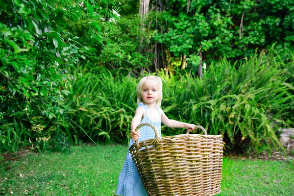 Menina carregando grande cesta de roupa vazia — Fotografia de Stock